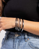 gliding-gleam-black
