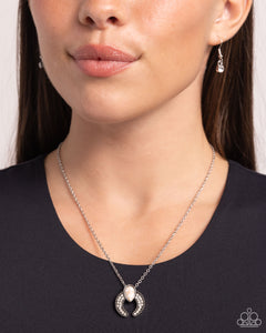 horseshoe-haute-white