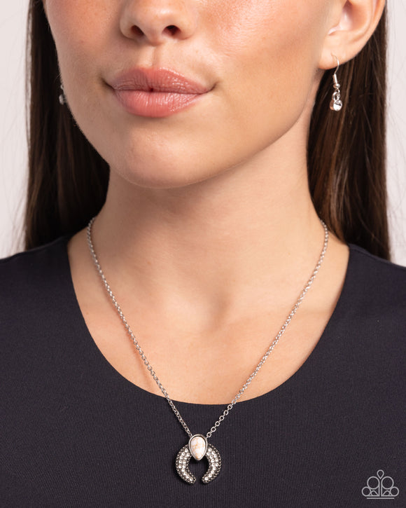 horseshoe-haute-white